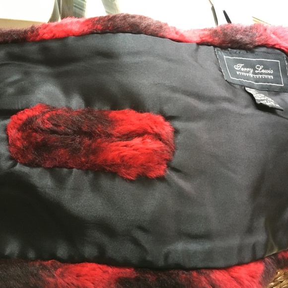 Striking red and black lined soft and thick faux fur wrap - Picture 4 of 5